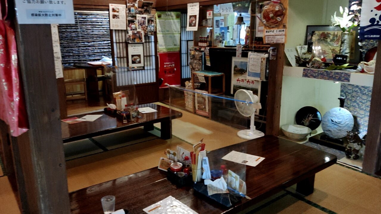 沖縄そば楚辺の店内の雰囲気