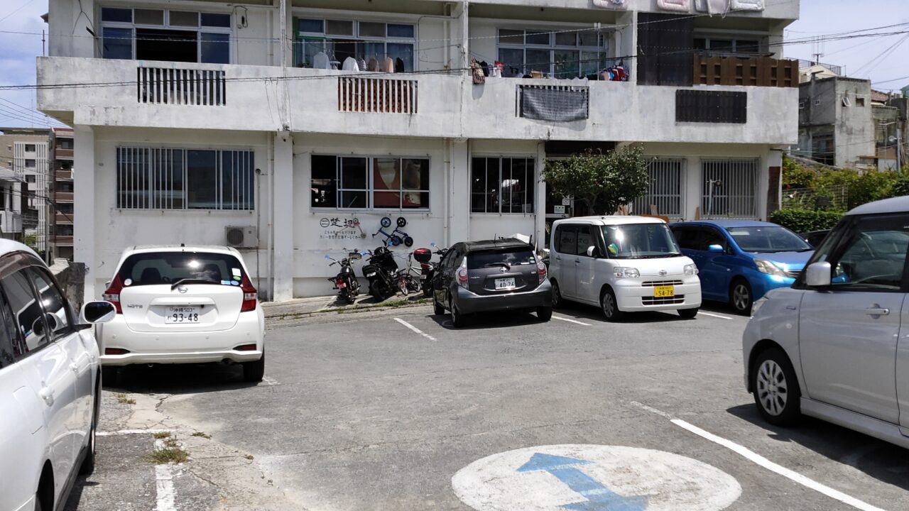 沖縄そば楚辺の駐車場1